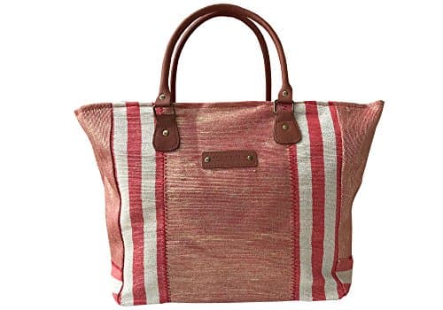 Bolsa de lona a rayas rojas y beige, viaje en una cesta