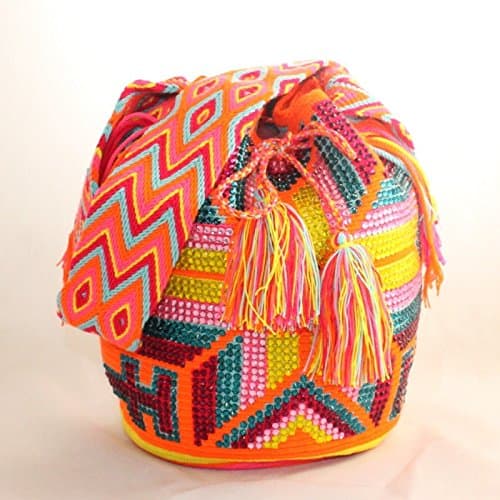 Bolso Wayuu colombiano hecho a mano con patrones tribales, de coral y de colores.