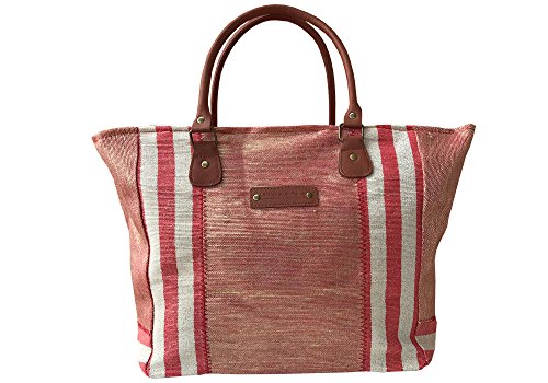 Bolsa de lona a rayas rojas y beige, viaje en una cesta