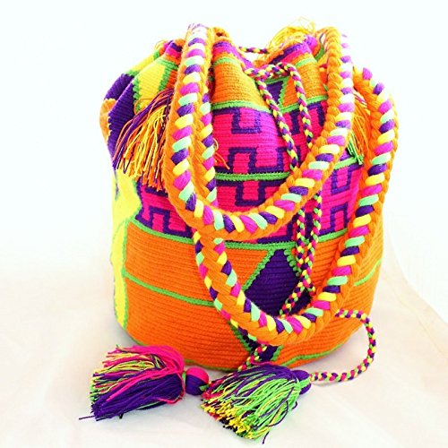 Bolso Wayuu colombiano hecho a mano con patrones tribales, naranjas y coloridos.