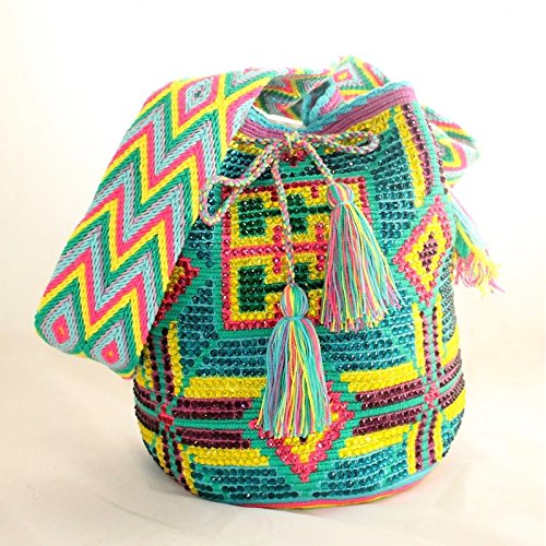 Bolso Wayuu colombiano hecho a mano con patrones tribales, verdes y coloridos