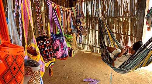 Bolsos Wayuu colombianos hechos a mano con coloridos diseños tribales