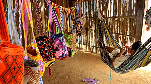 Bolsos Wayuu colombianos hechos a mano con coloridos diseños tribales