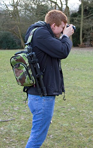 Esta mochila fotográfica con estampado de camuflaje y capucha para la lluvia es un gran estilo masculino.